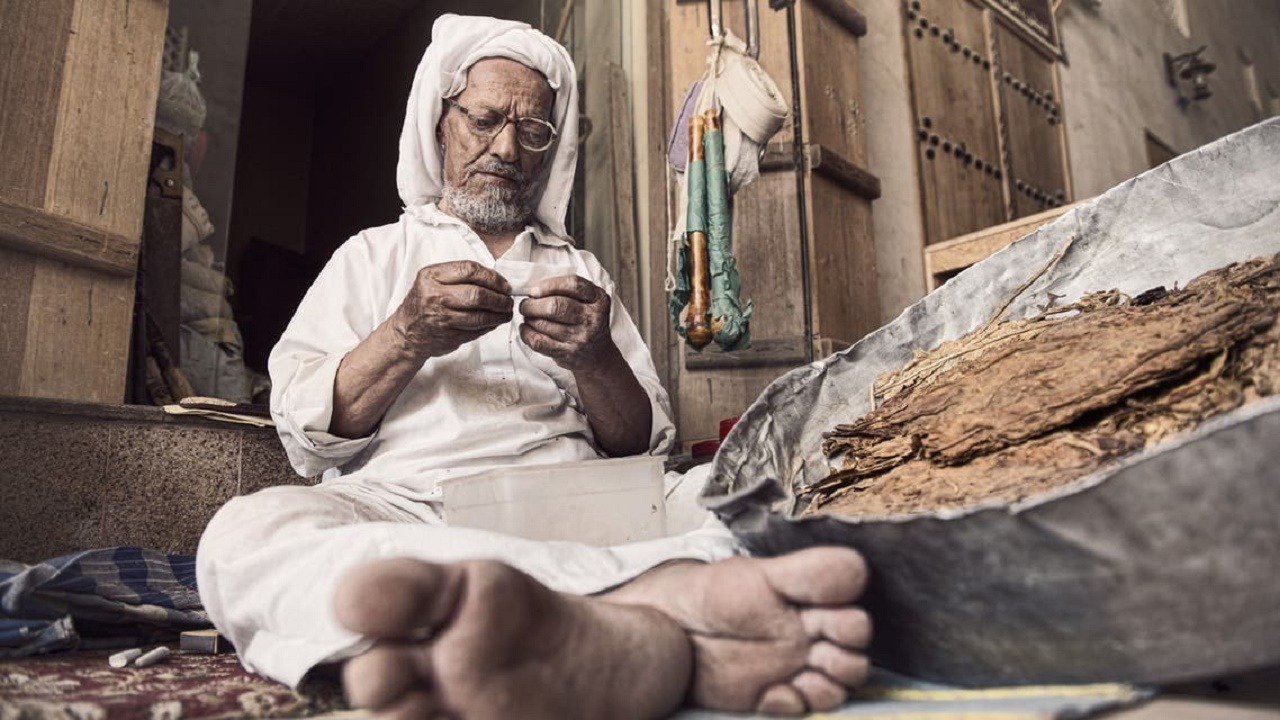 بالصور.. وفاة ياسين القطان أشهر بائع لـ &#8220;التتن&#8221; في سوق القيصرية بالأحساء