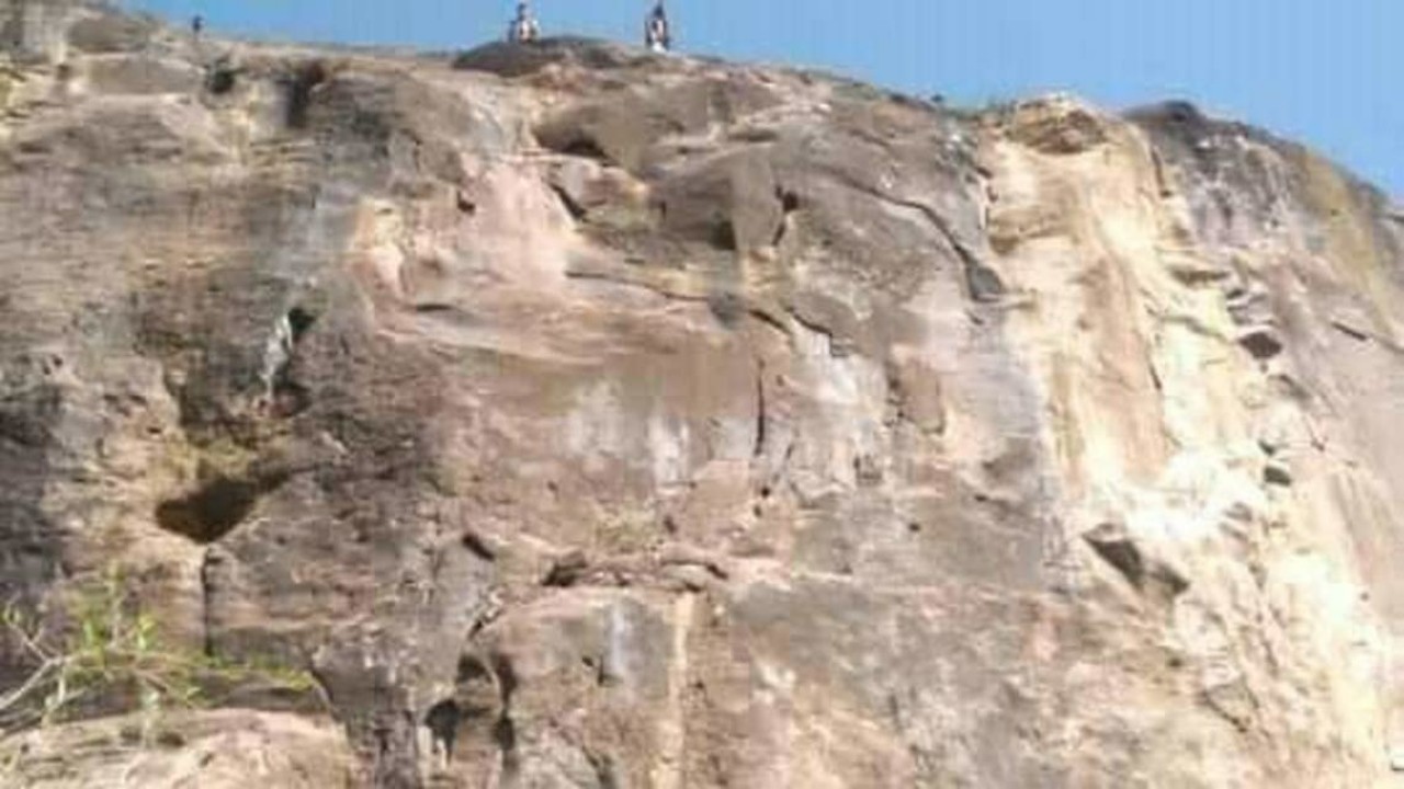 رجل يلقي نفسه وأولاده الثلاثة من أعلى قمة جبل بسبب ظروف المعيشة الصعبة 