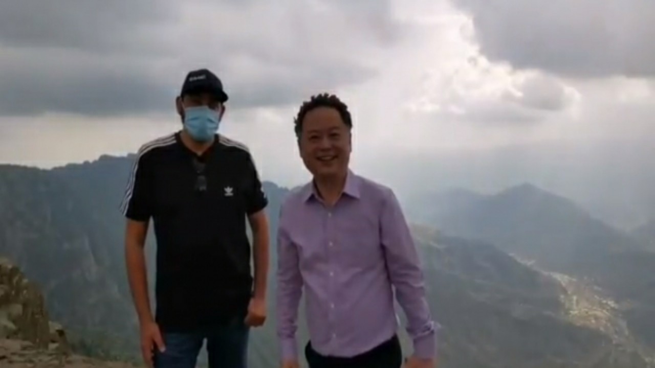 شاهد.. السفير الصيني بالمملكة:&#8221;صعدنا إلى أعلى قمة جبل السودة&#8221;