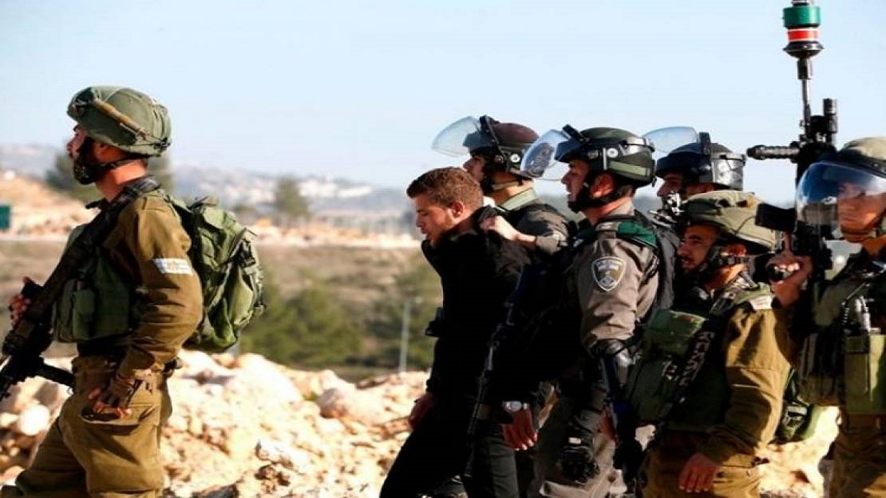 قوات الاحتلال تعتقل 7 فلسطينيين بينهم صحفي من محافظة الخليل