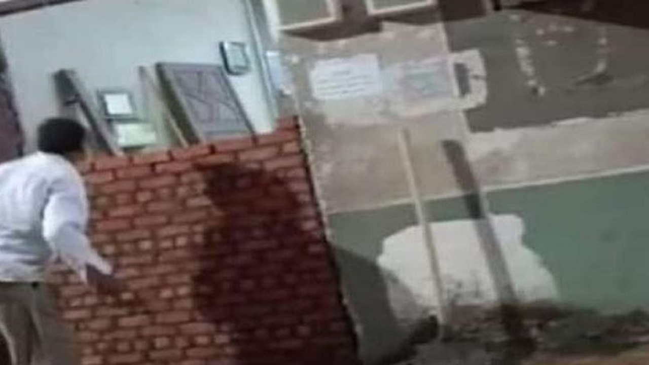 سيدة تغلق مسجد بالطوب بسبب استحمام المصلين
