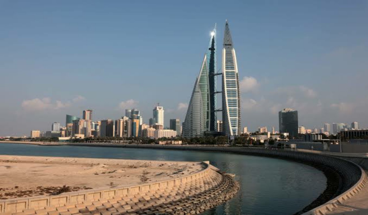 البحرين تمنع المناسبات وتغلق الأنشطة التجارية لمواجهة كورونا 