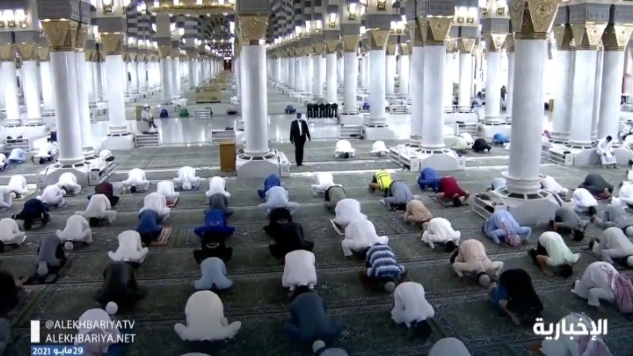 شاهد.. المصلون يؤدون صلاة الظهر في المسجد النبوي وسط بيئة صحية تعبدية