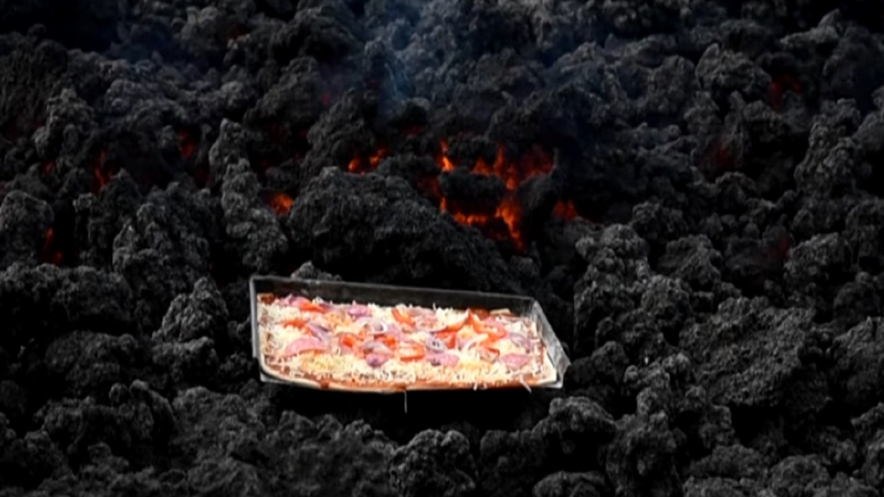 بالفيديو.. رجل أعمال يطهو البيتزا فوق الحمم البركانية