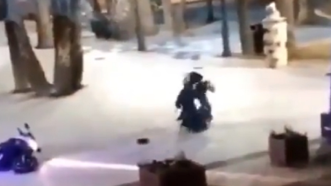 بالفيديو.. اعتداء الشرطة الأسبانية على &#8221; مراهقة &#8221; لخرقها القيود الاحترازية