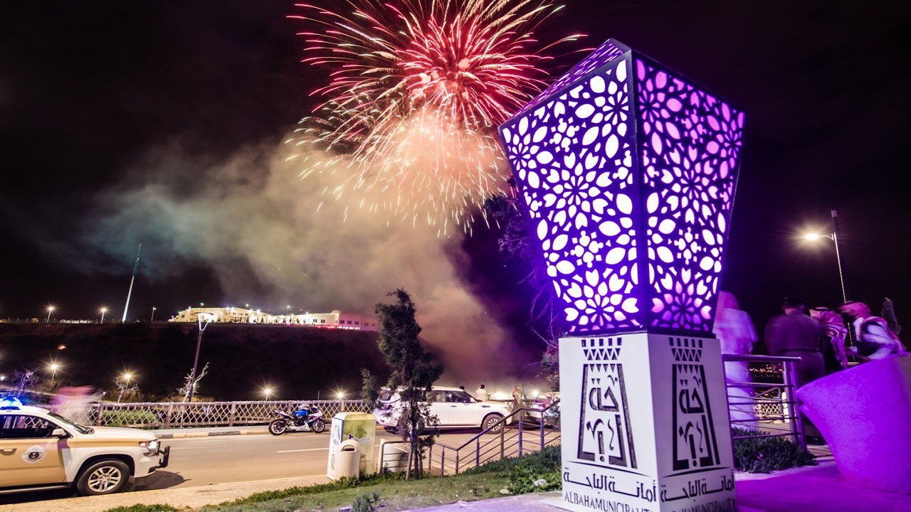بالفيديو والصور.. الألعاب النارية تزيّن سماء الباحة بمناسبة عيد الفطر المبارك