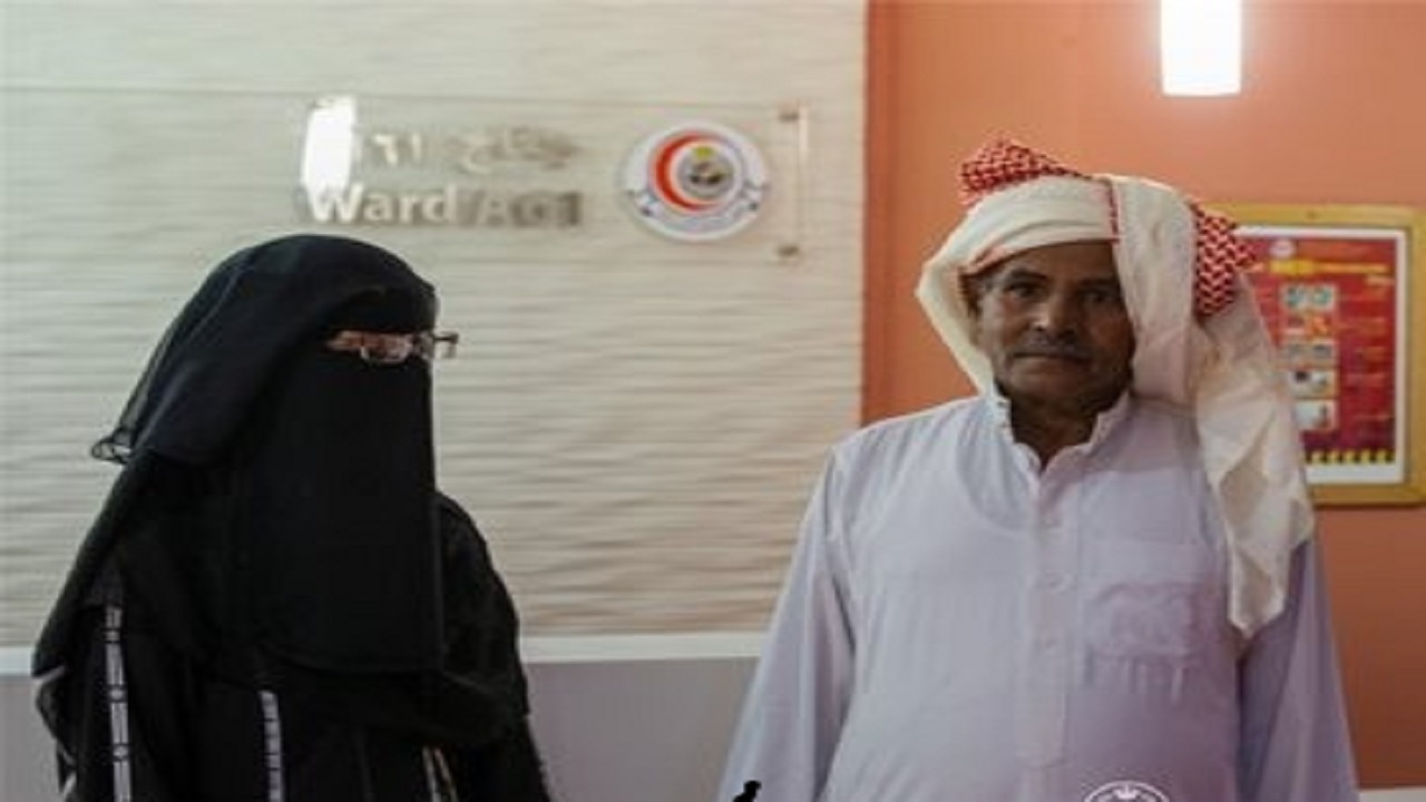 بالفيديو والصور.. أول تعليق من والدا التوأم السيامي اليمني بعد وصولهما إلى الرياض