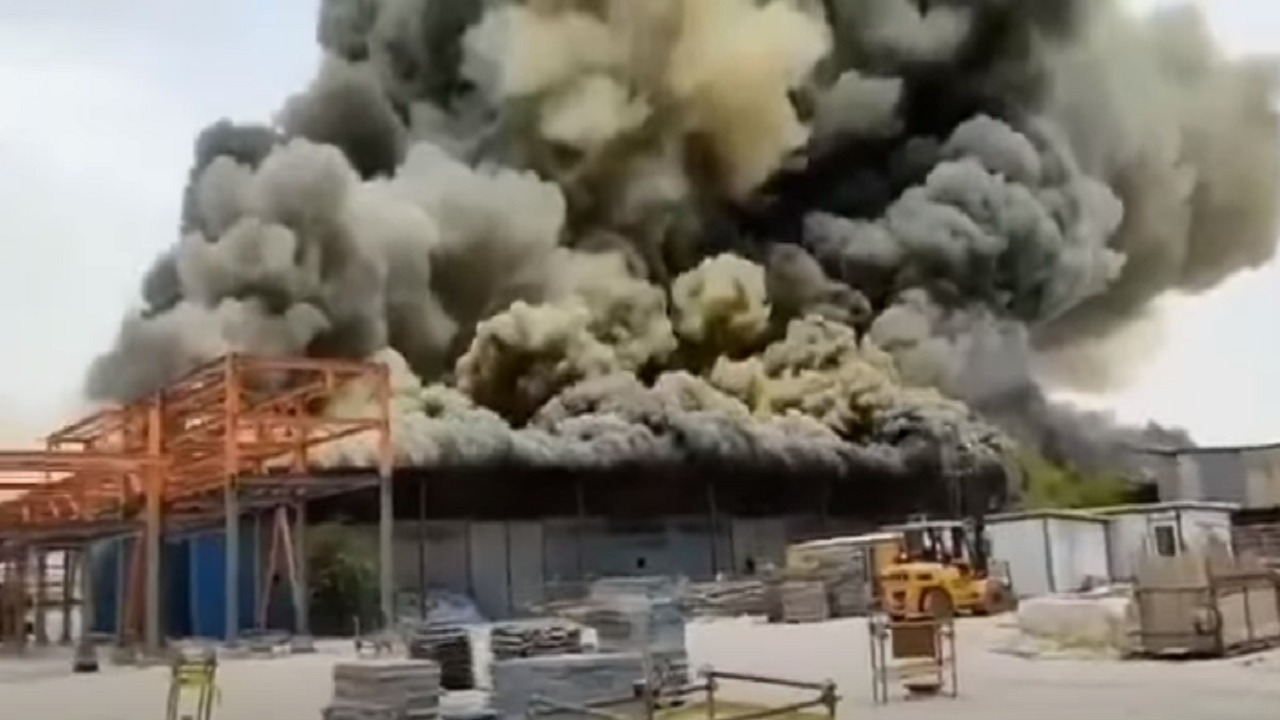 شاهد.. حريق ضخم في مجمع بتروكيماويات بإيران