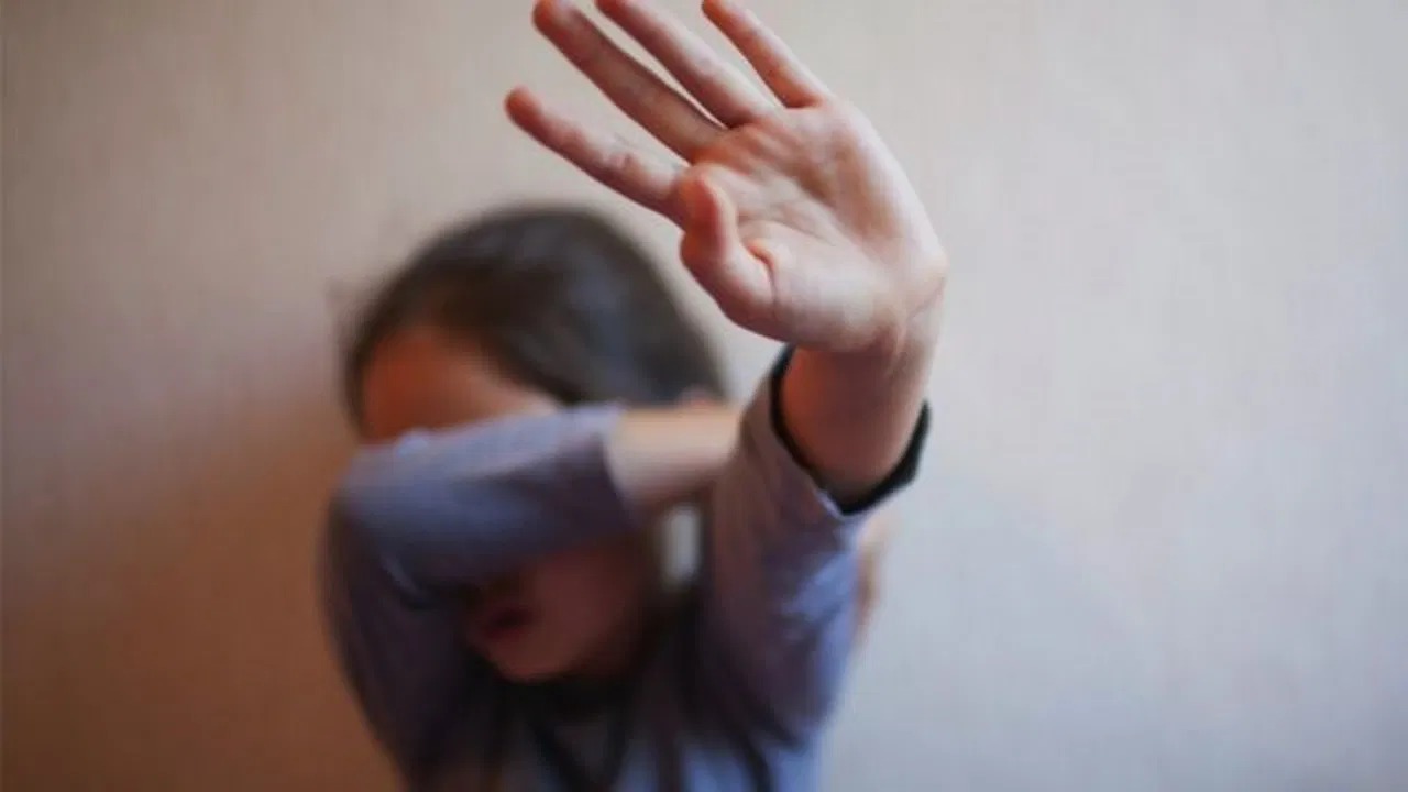 معلم يعتدي جنسيًا على طالبة بالمرحلة الابتدائية