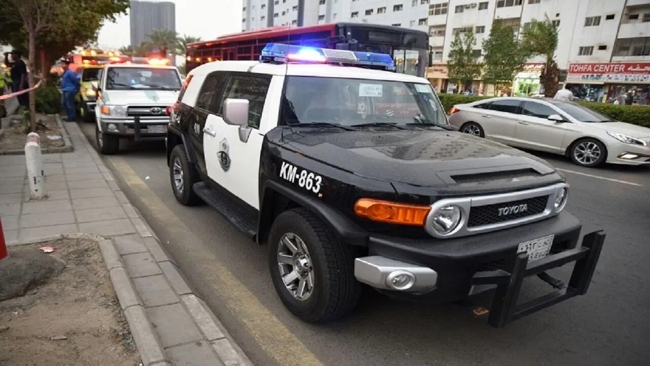 القبض على 6 مقيمين اعتدوا على حراس مبنى وسرقوا «كيابل» بمكة