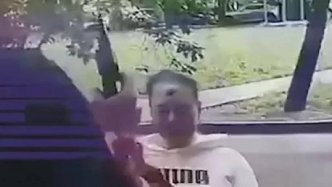 بالفيديو.. رجل يطلق النار على رأس فتاة في مزحة