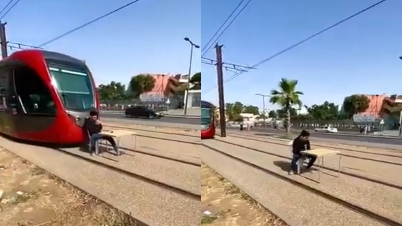 بالفيديو.. شاب يجلس بطريقة خطيرة على كرسي أمام القطار