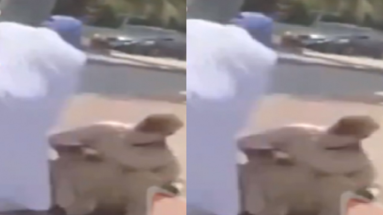 بالفيديو..شخص يعتدي بالضرب على “مسن” في نهار رمضان