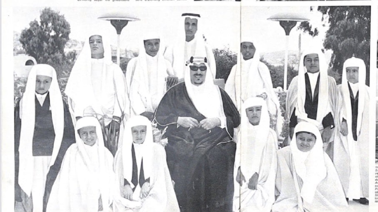 شاهد.. صورة نادرة تجمع الملك سعود مع أبنائه وأحفاده في اليونان قبل 56 عام