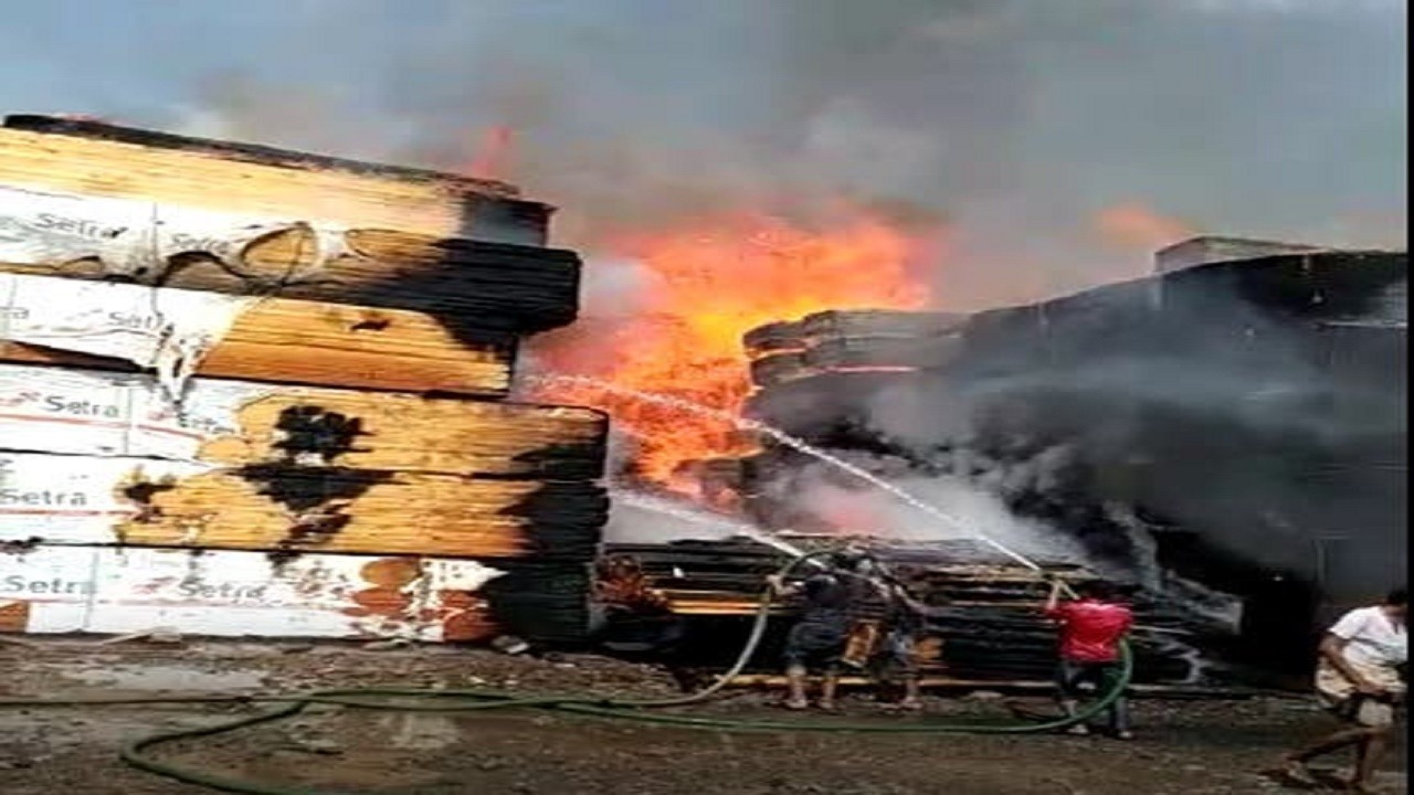 اندلاع حريق هائل بمخزن أخشاب في لحج اليمنية