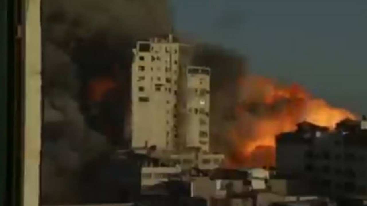 شاهد.. لحظة انهيار برج سكني وسط غزة بشكل كامل جراء استهدافه بغارات إسرائيلية
