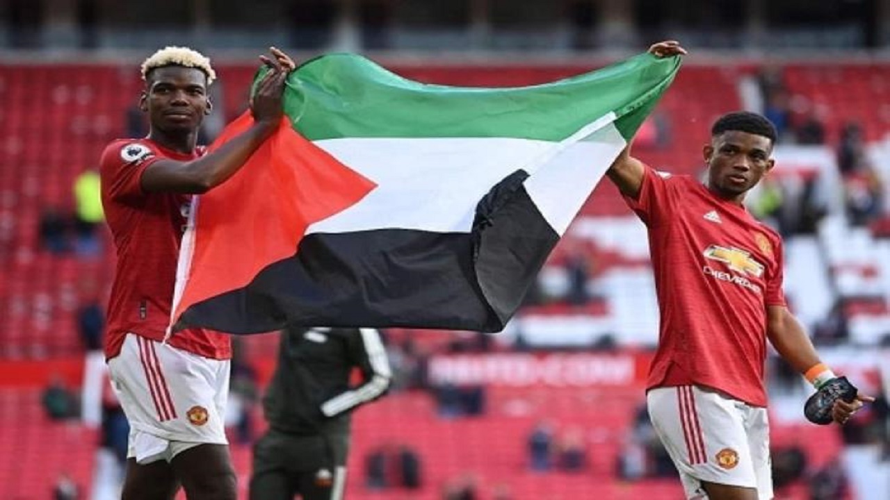 بالفيديو.. بوجبا وديالو يرفعون علم فلسطين بملعب &#8221; أولد ترافورد &#8220;