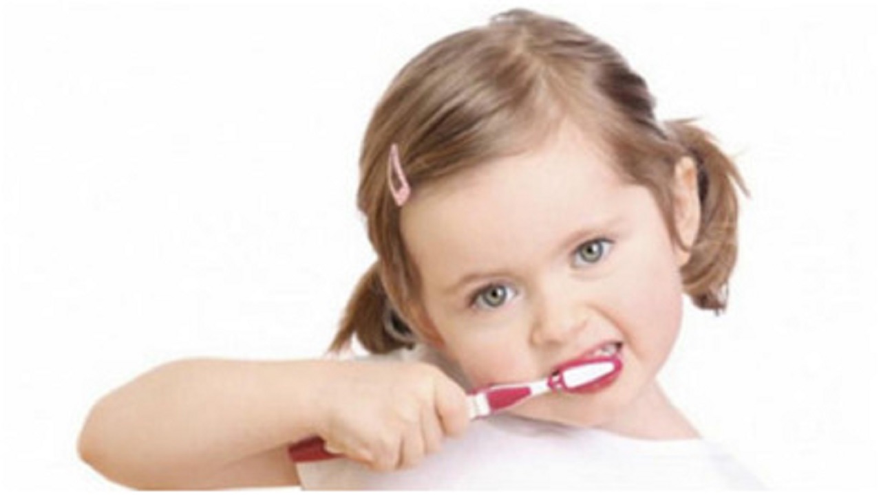 استشارية توضح فوائد استخدام الفلورايد لأسنان الأطفال وأضراره