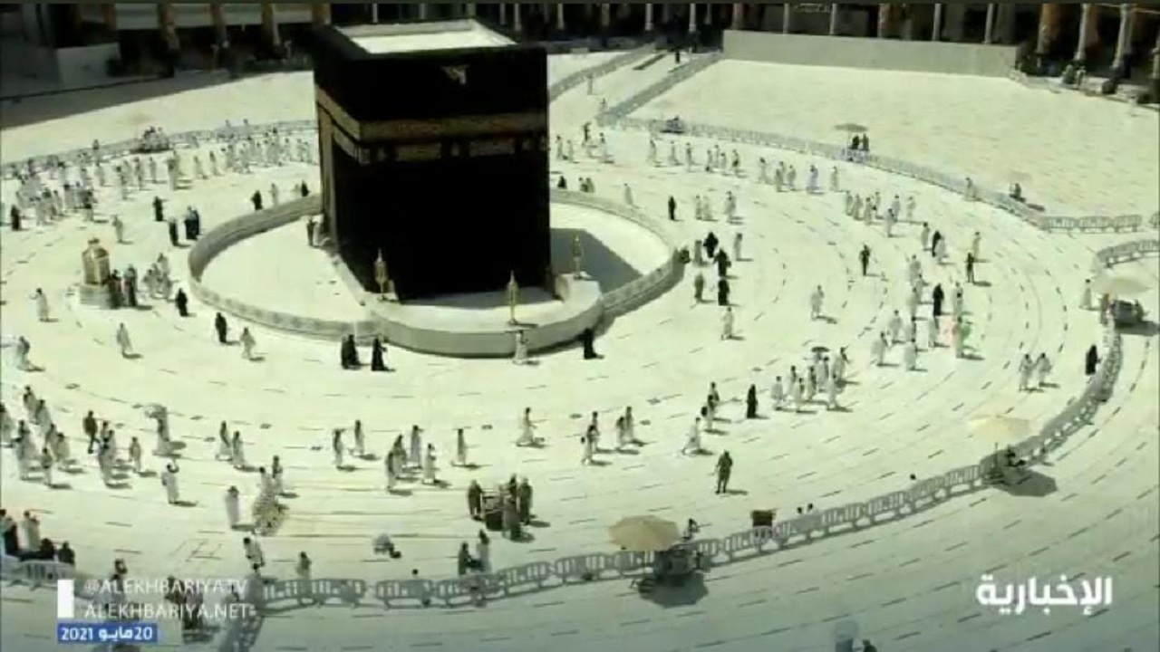 شاهد.. المعتمرون يؤدون مناسك العمرة وسط تطبيق من الإجراءات الوقائية