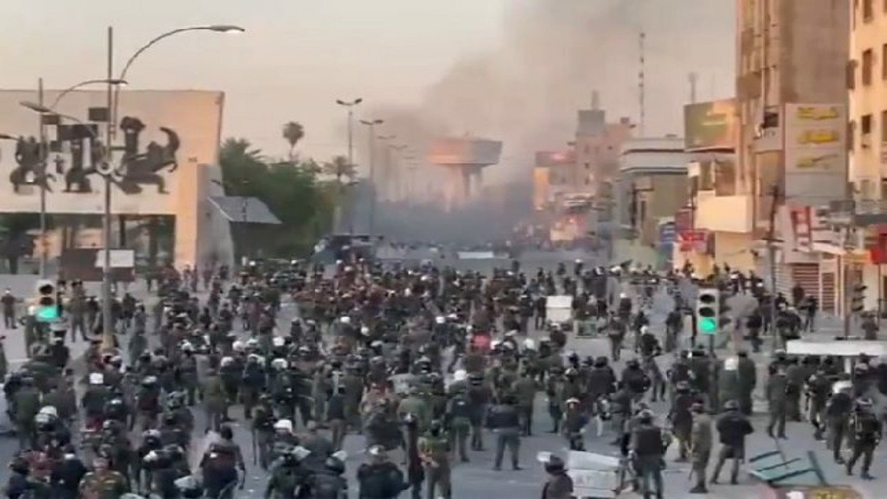 شاهد.. الصدام بين الشرطة العراقية والمتظاهرين في ساحة التحرير ببغداد