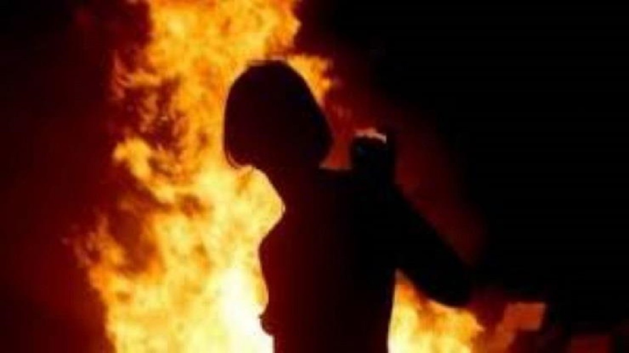 رجل يُشعل النار في زوجته أمام المارة