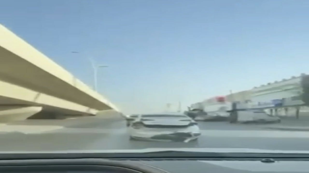 حقيقة المقطع المتداول لتصادم مركبتين بشكل متعمد في الرياض