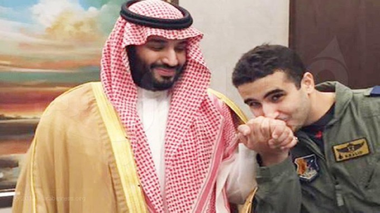 &#8220;آل الشيخ&#8221; ينشر صورة للأمير خالد بن سلمان وهو يقبل يد ولي العهد ويعلق : &#8220;لتذكير الجاهل&#8221;