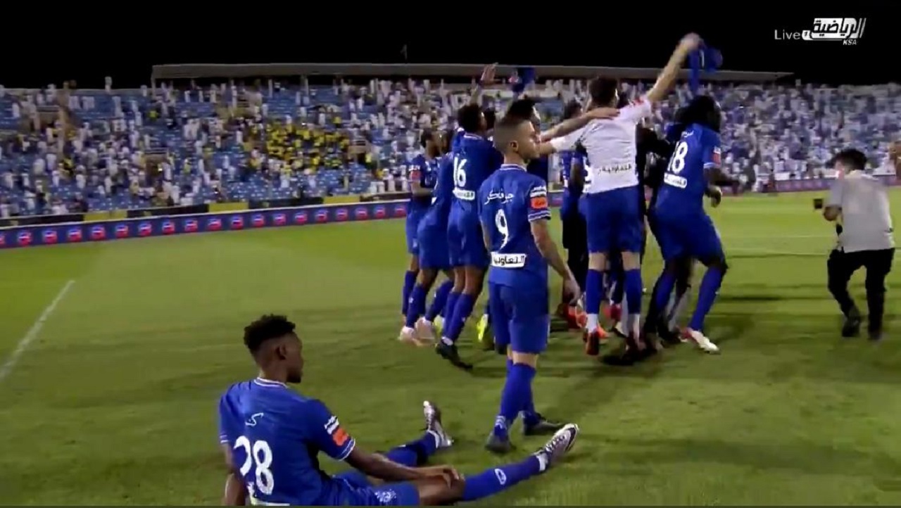 شاهد.. احتفالية لاعبي الهلال بالدوري الـ17