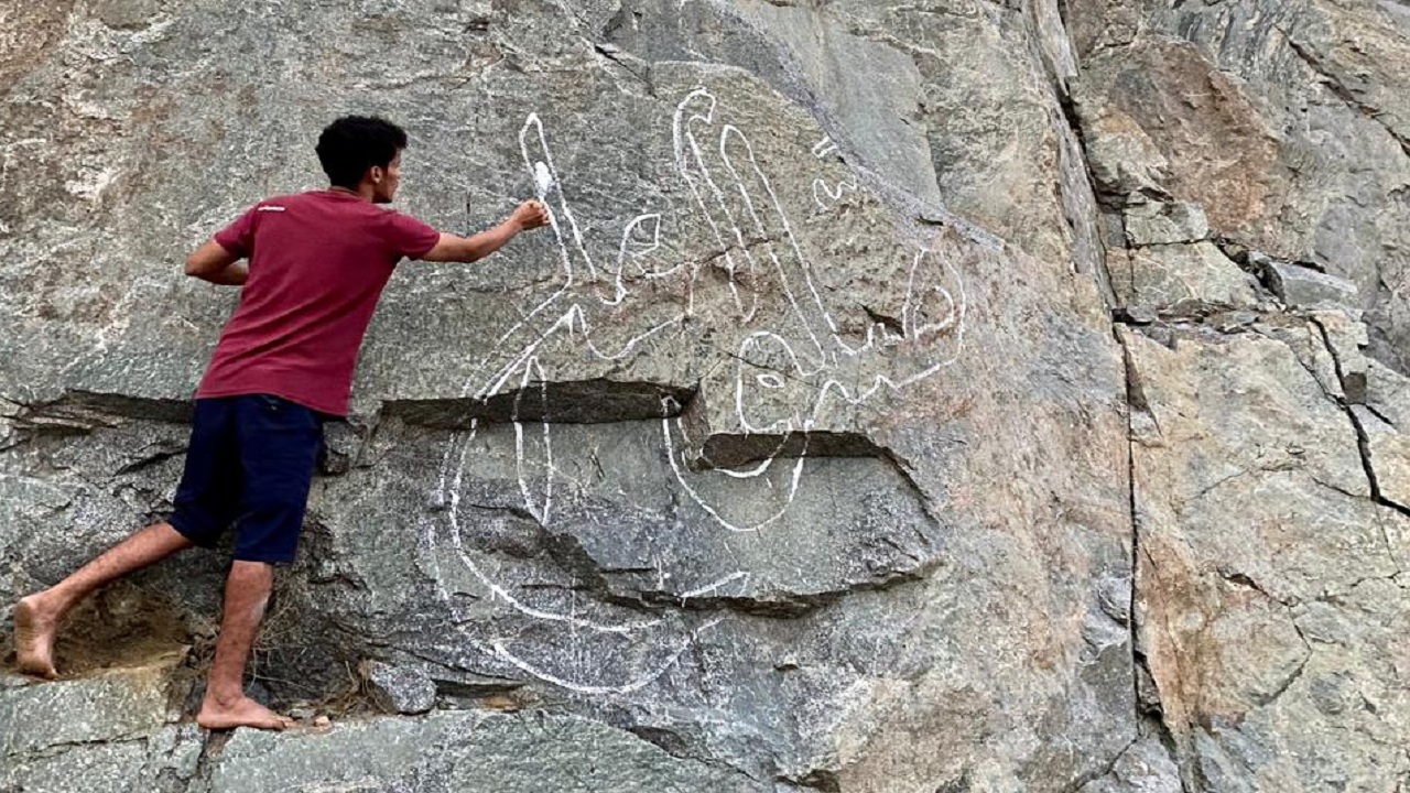 شاهد : شاب بإحدى قرى أضم ينثر موهبته على صخور قريته