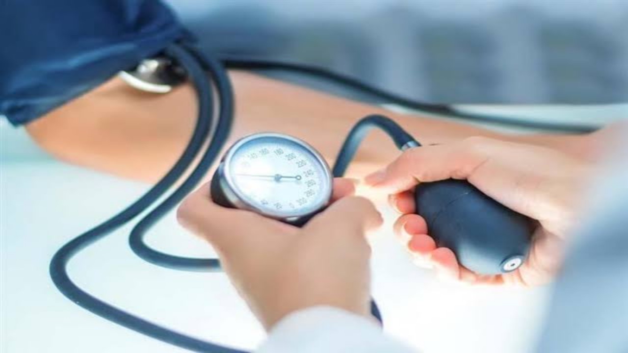 «الصحة»: مضاعفات خطيرة لكورونا على مرضى ضغط الدم