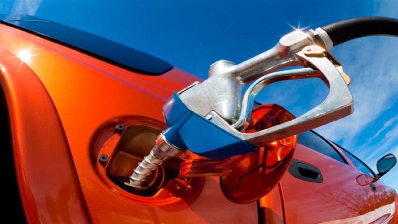 الكشف عن تأثير ملء تعبئة خزان الوقود بالكامل على السيارة في الصيف