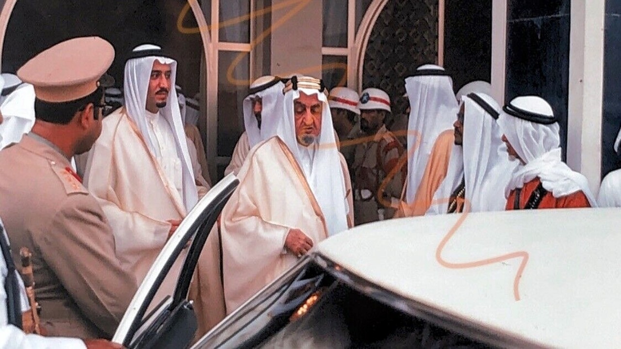صورة نادرة تكشف لحظة خروج الملك فيصل من مبنى إمارة الرياض