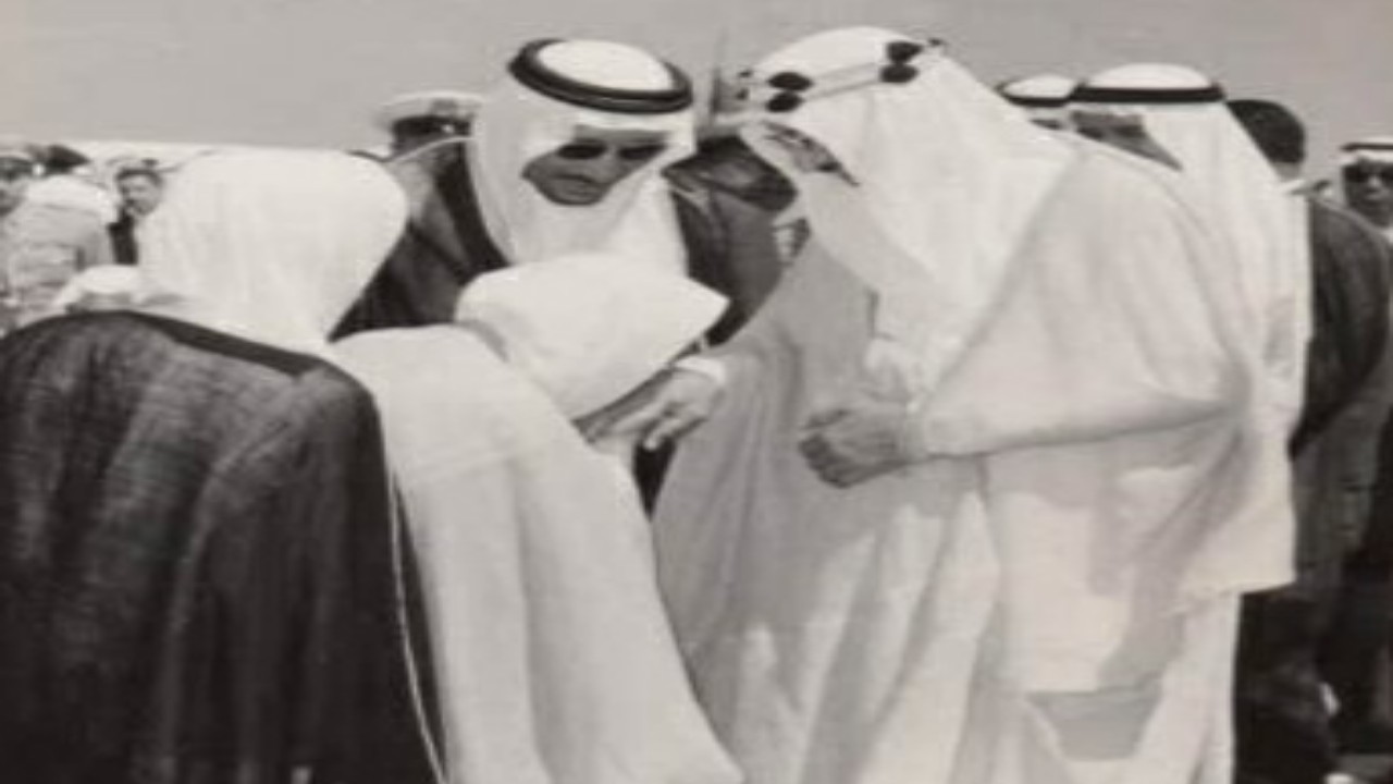 شاهد.. صورة نادرة تجمع الملك سعود وخادم الحرمين والأمير محمد بن سعود