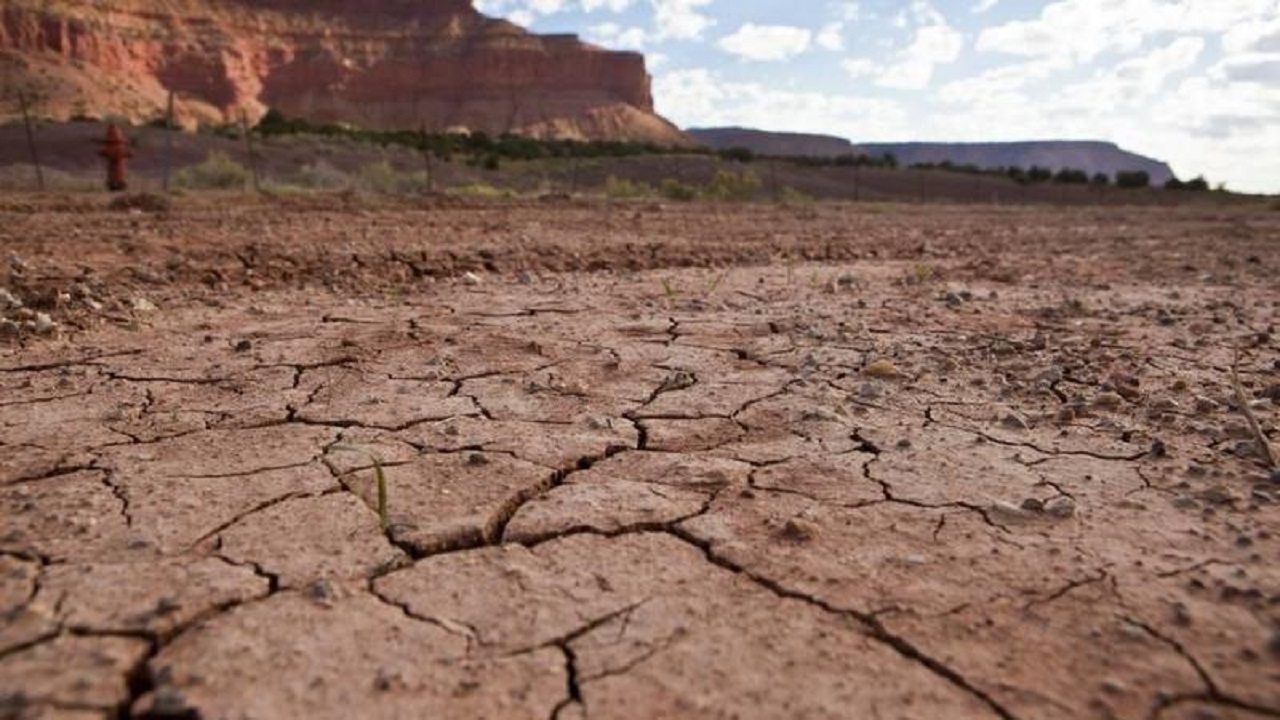 حاكم ولاية أمريكية يدعو السكان لإقامة “صلاة استسقاء” بسبب الجفاف