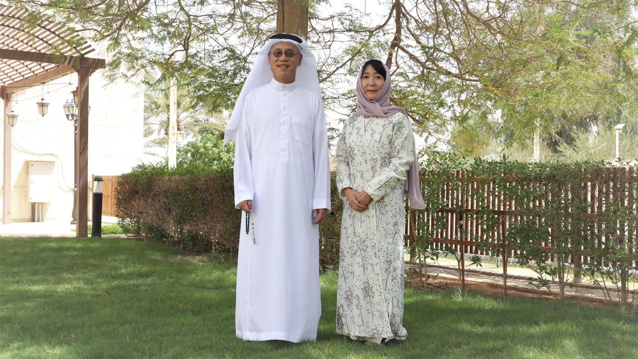 السفير الياباني وزوجته بالزي السعودي: &#8220;إحنا أحلى اليوم&#8221;
