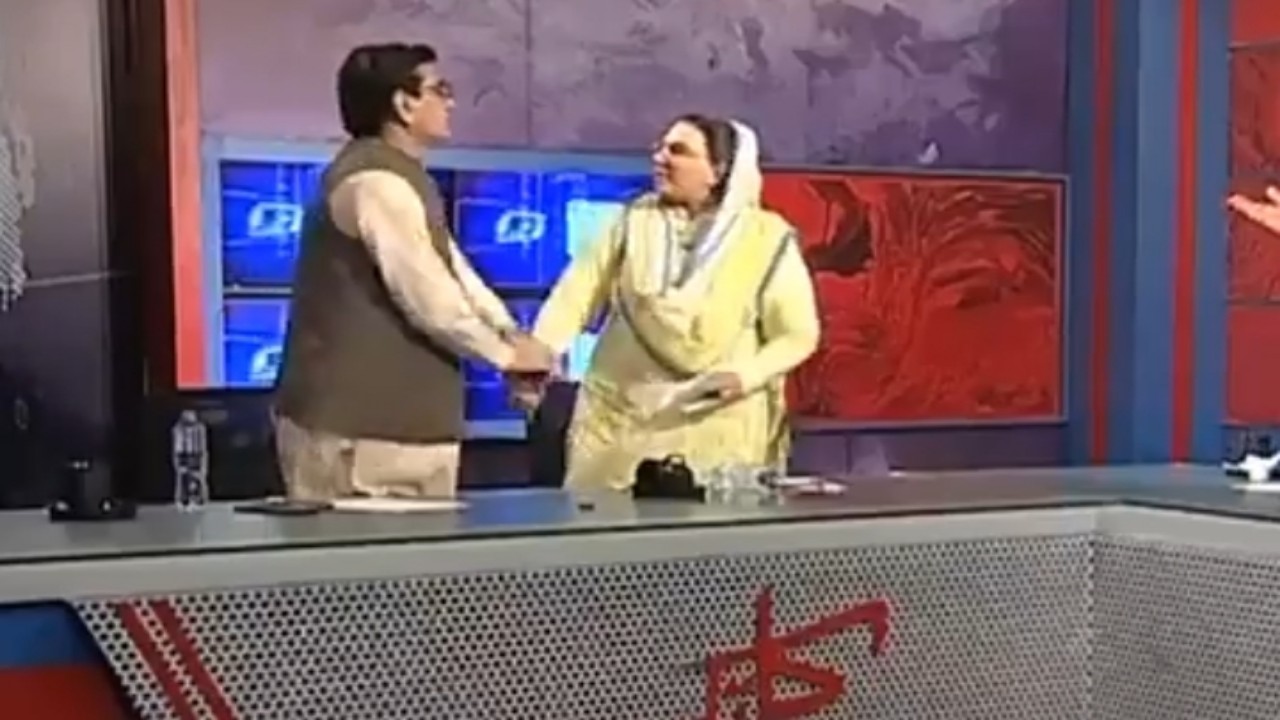 بالفيديو.. وزيرة باكستانية تصفع نائب برلماني على الهواء
