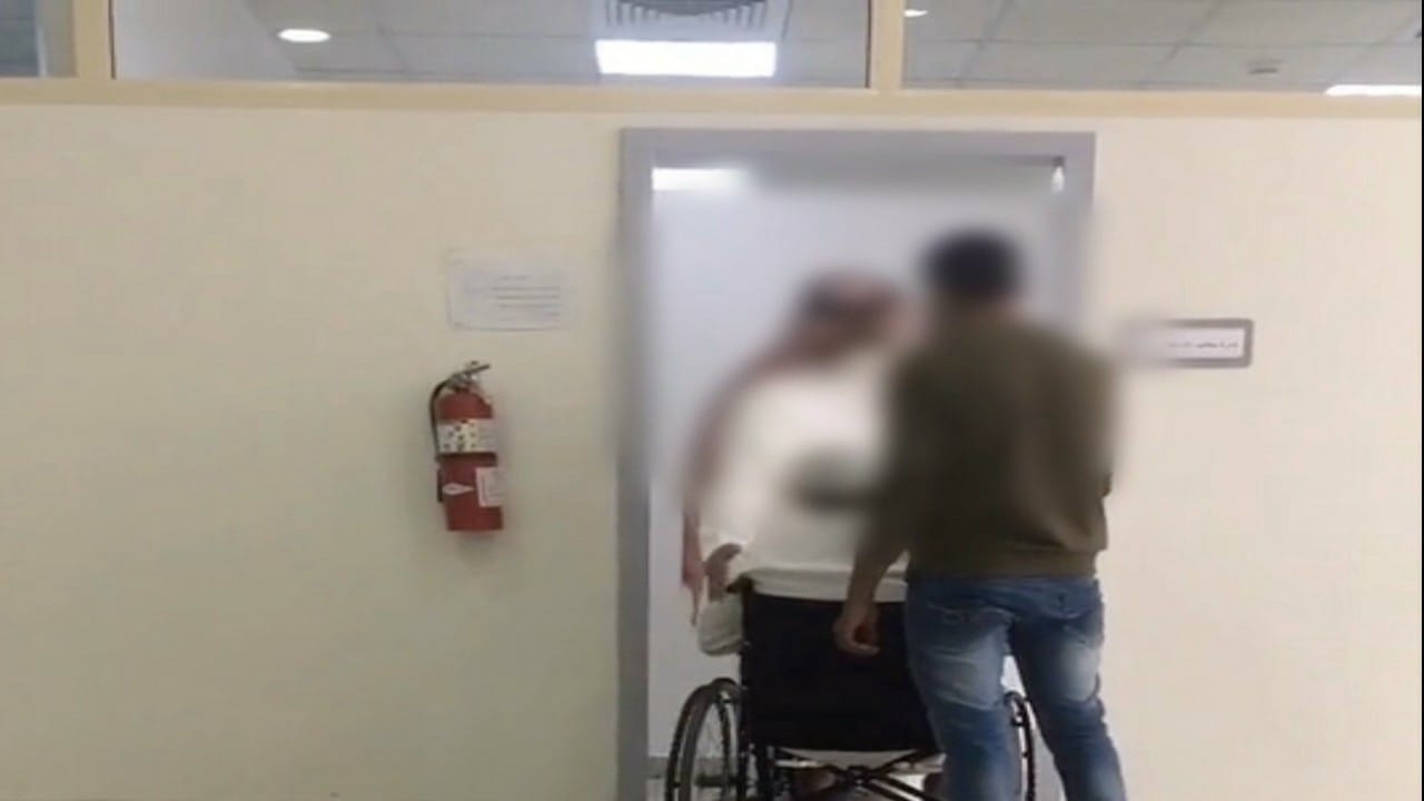 &#8221; الموارد البشرية &#8221; : نتحقق من فيديو متداول لموظف يسئ معاملة شخص من ذوي الإعاقة
