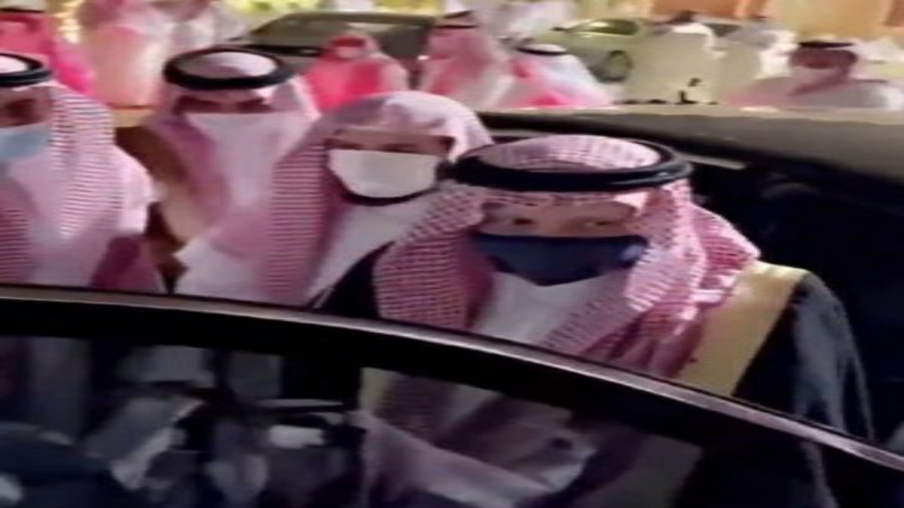 شاهد.. لحظة وصول الأمير بندر بن سلطان إلى عزاء الشيخ ناصر الشثري