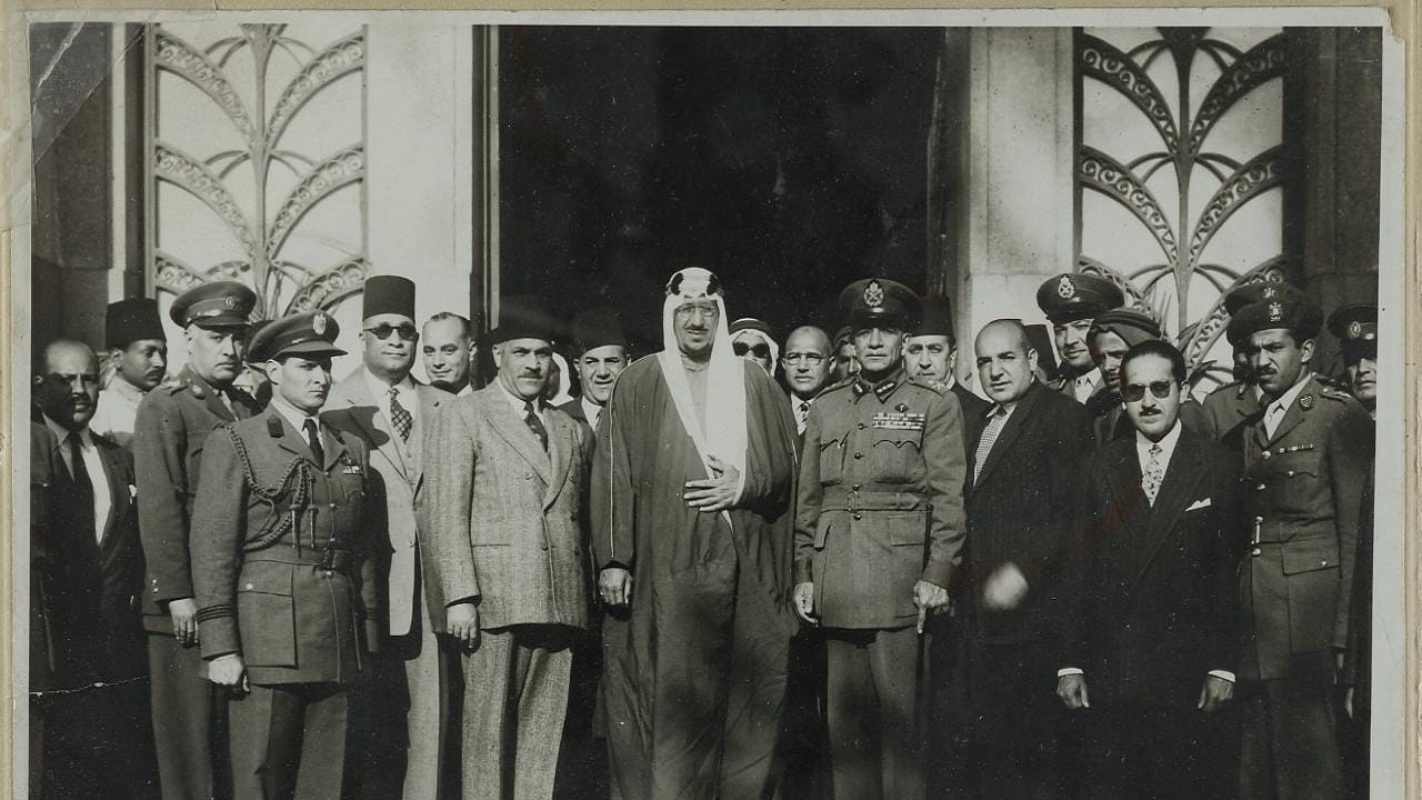 صورة نادرة للملك سعود أثناء زيارته المتحف الزراعي في مصر قبل 67 عام