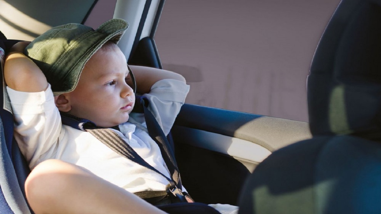 طرق لحماية أطفالك من أشعة الشمس أثناء جلوسهم داخل السيارة