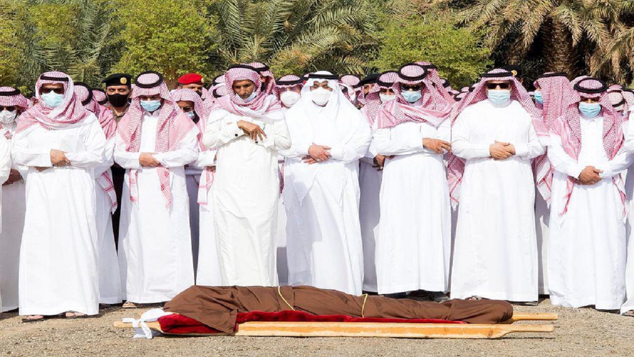 بالصور.. نائب أمير الرياض يؤدي صلاة الميت على سحمي بن شويمي