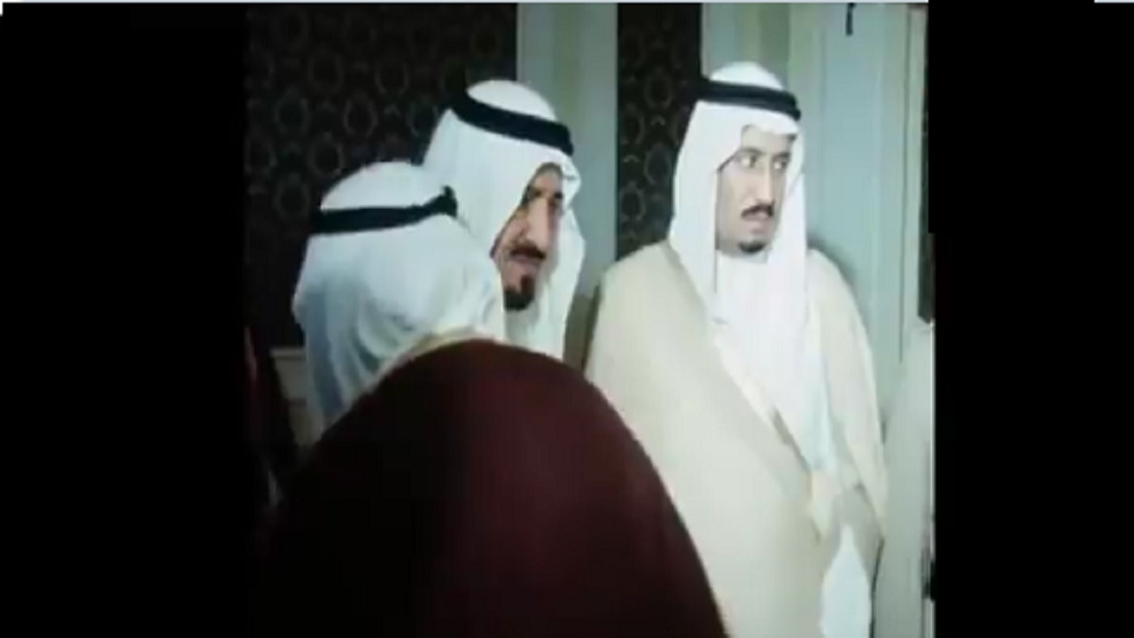 بالفيديو.. الملك خالد يودع عددا من الأشخاص قبل سفره إلى طهران عام 1976