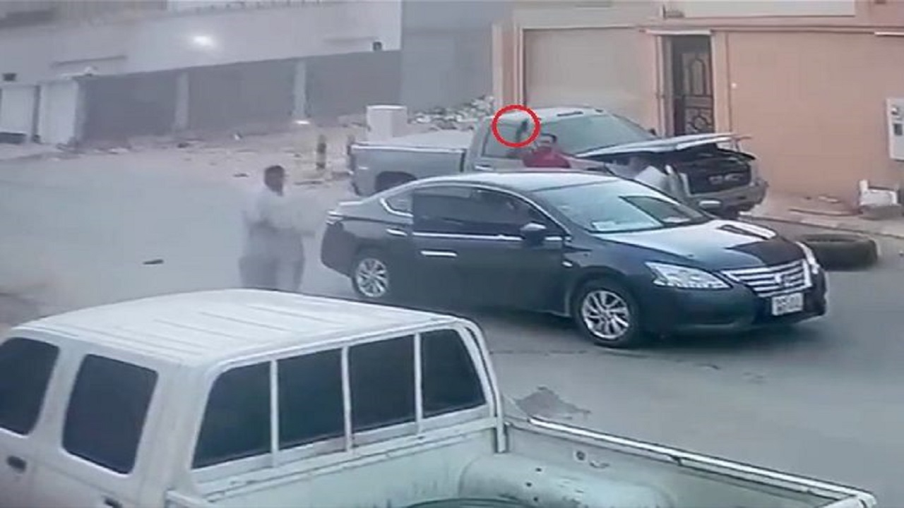 بالفيديو.. الاعتداء على شخص بالضرب في أحد شوارع حفر الباطن