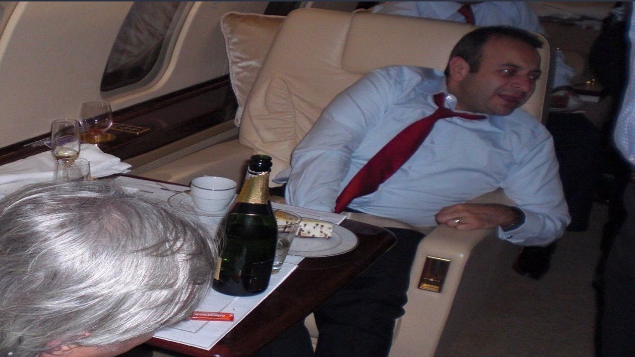 صور..مقربون من أردوغان مخمورين في طائرة خاصة