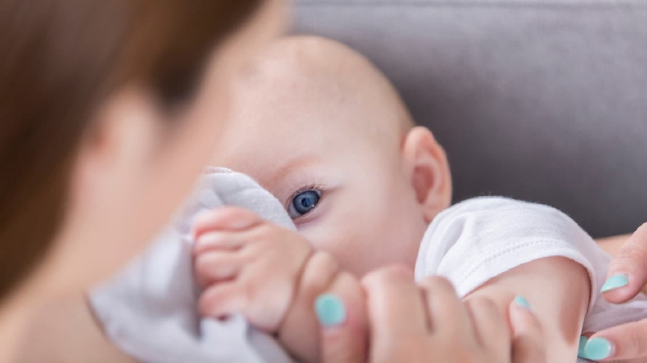 دراسة: حليب الأم المصابة بكورونا لاينقل العدوى للطفل