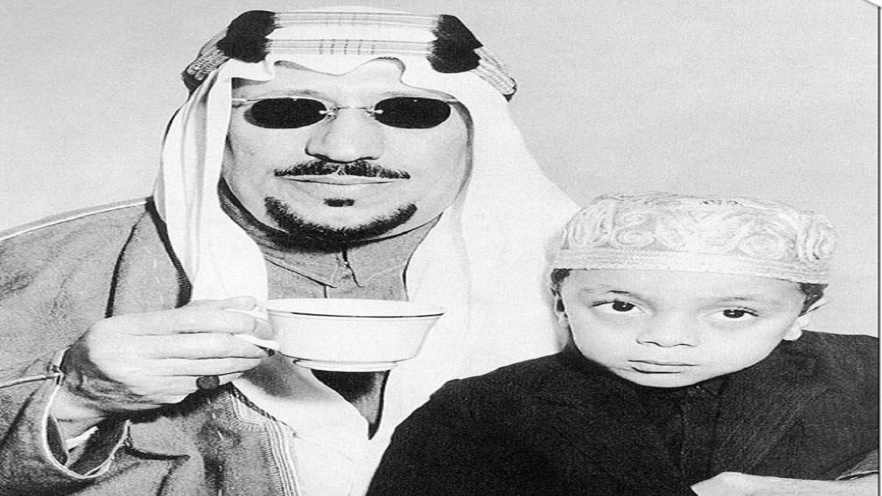 صورة نادرة للملك سعود مع ابنه الأمير مشهور في المستشفى