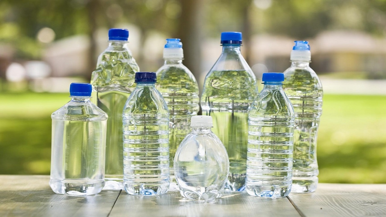 باحثة: استخدام الزجاجات البلاستيكية أكثر من مرة يقلل الخصوبة
