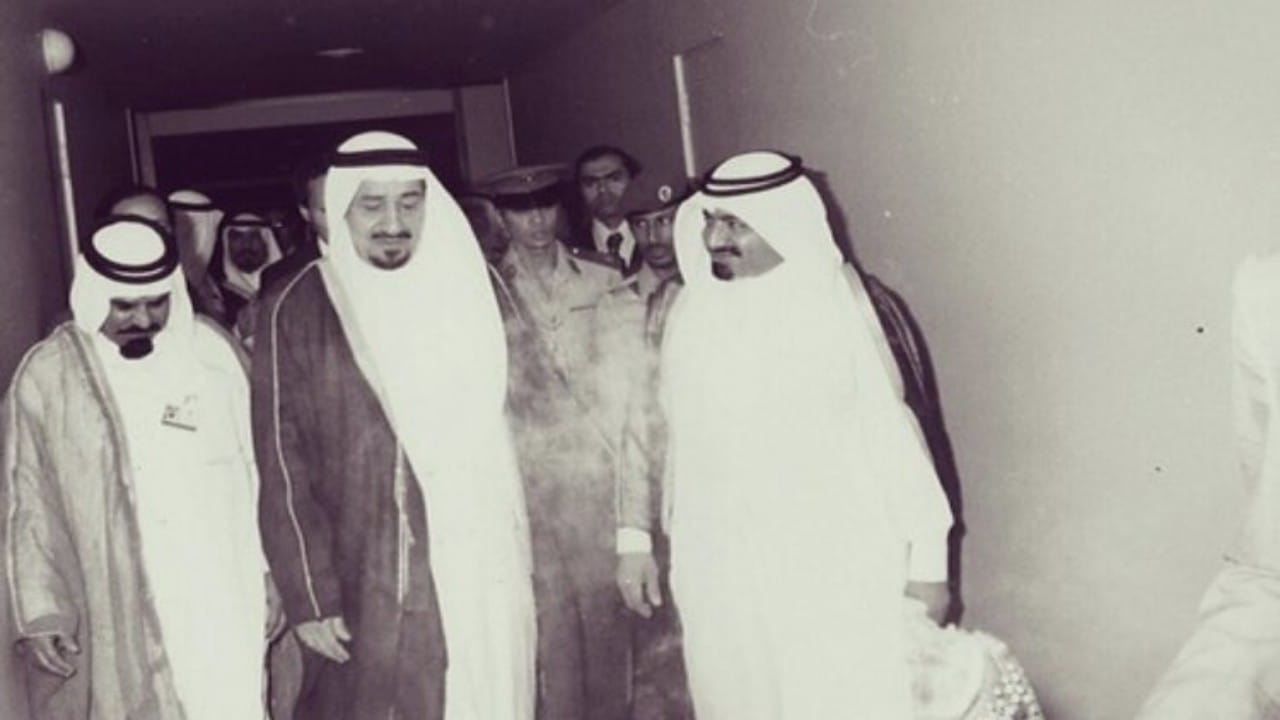 صورة نادرة للملك خالد أثناء زيارته إلى قطر لحضور كأس الخليج الرابعة