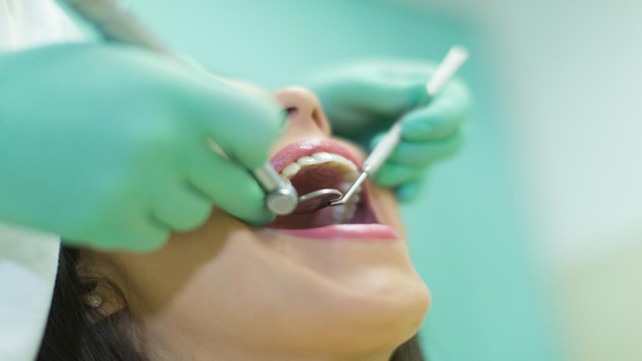 “سعود الطبية” توضح الفرق بين تسوس الأسنان والتهاب اللثة