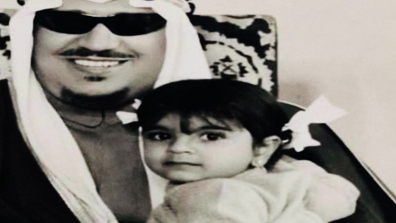 صورة نادرة للملك سعود يحتضن حفيدته الأميرة بسمة بنت ماجد